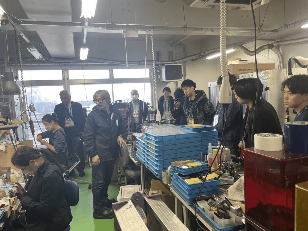 大田区の町工場で職人の作業を見学する様子
