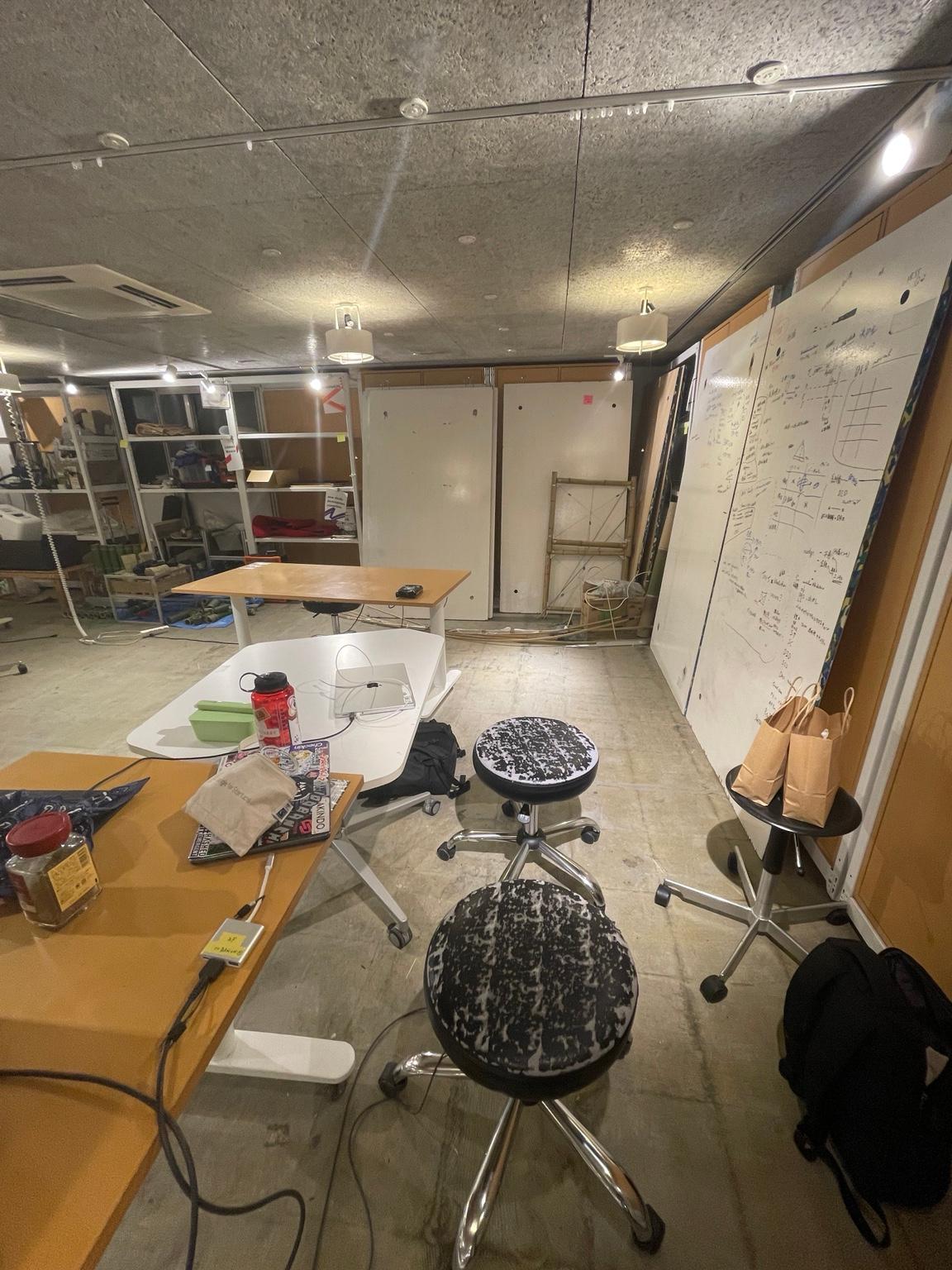 ホワイトボードに書き込みが並ぶ作業場